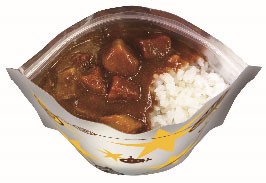 アルファ米の袋にカレーを入れる