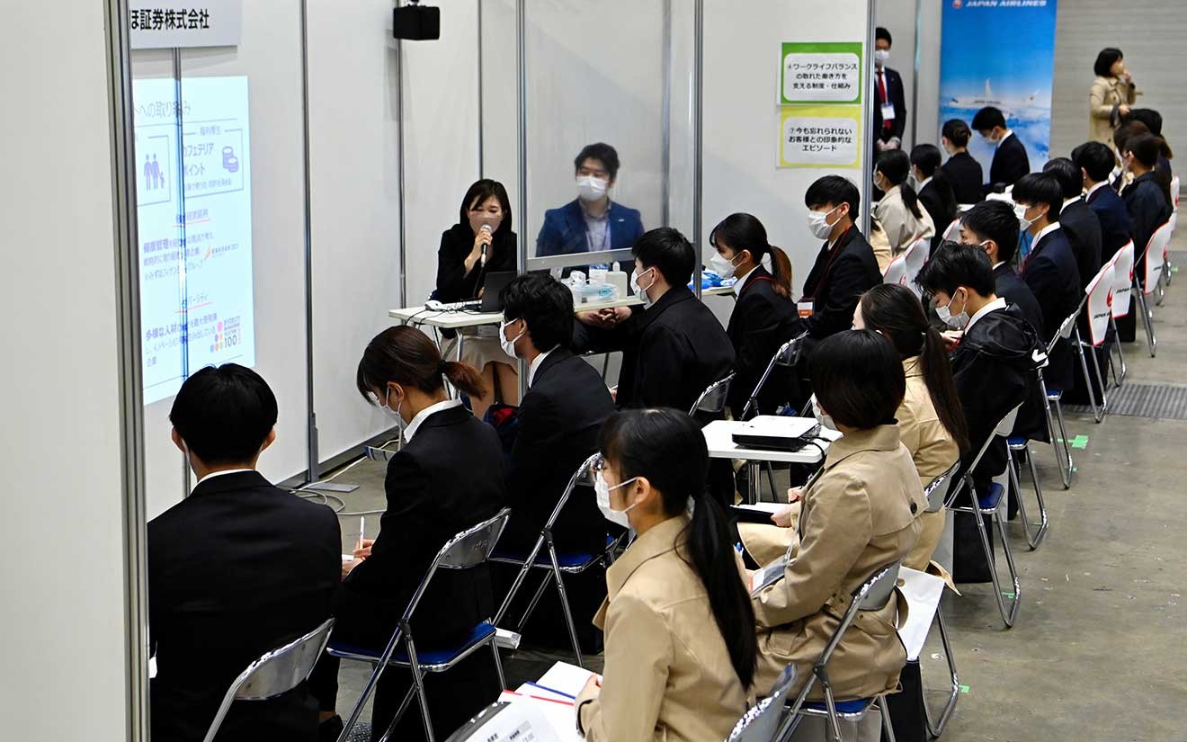 合同企業説明会のブースで説明を聞く参加者たち