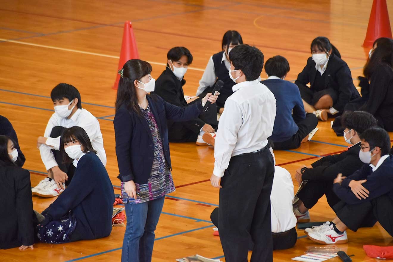 遊佐さんの質問に答える生徒