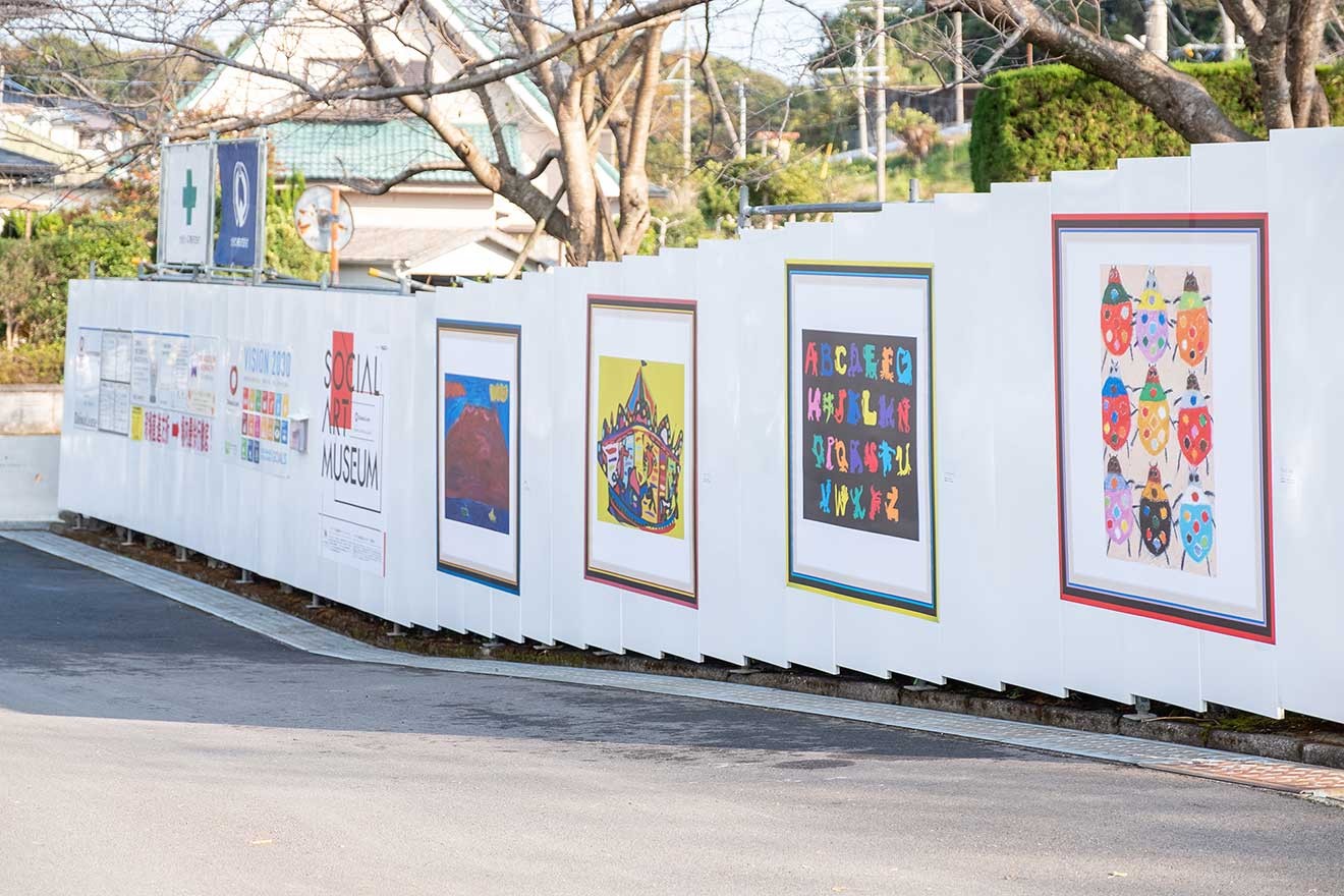 建設現場の仮囲いにアート作品を掲げる
