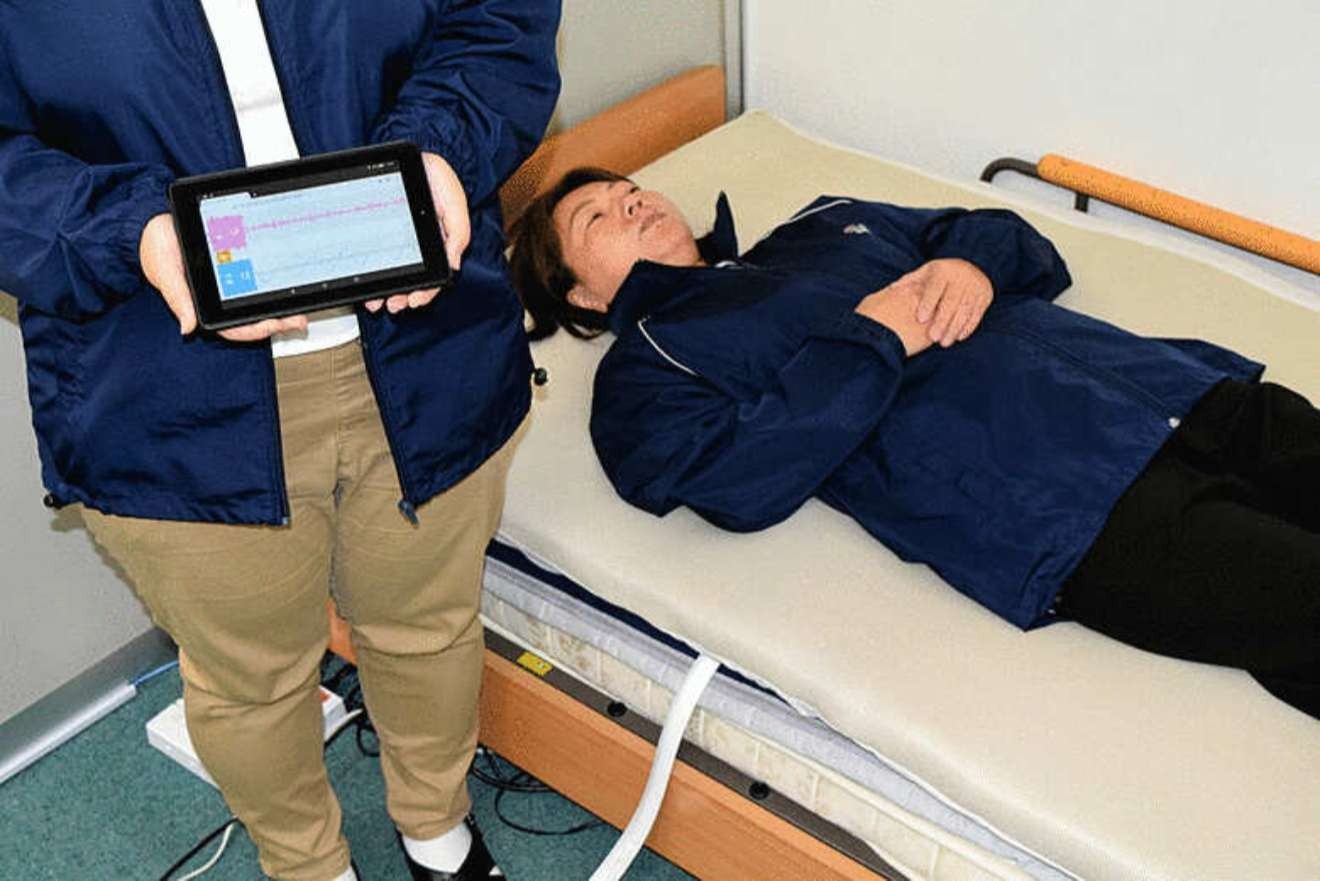 マットレスの下で生体情報を計る「aams」