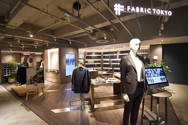 試着室の天井、鏡張りのワケ　「すべての人向け」オーダースーツの店舗、東京・渋谷に