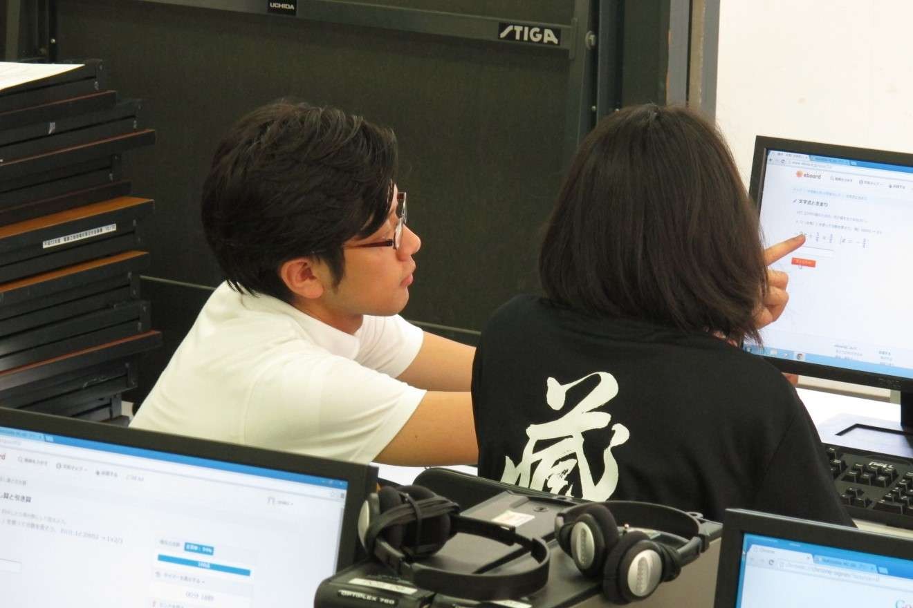 子どもに勉強を教える中村孝一さん