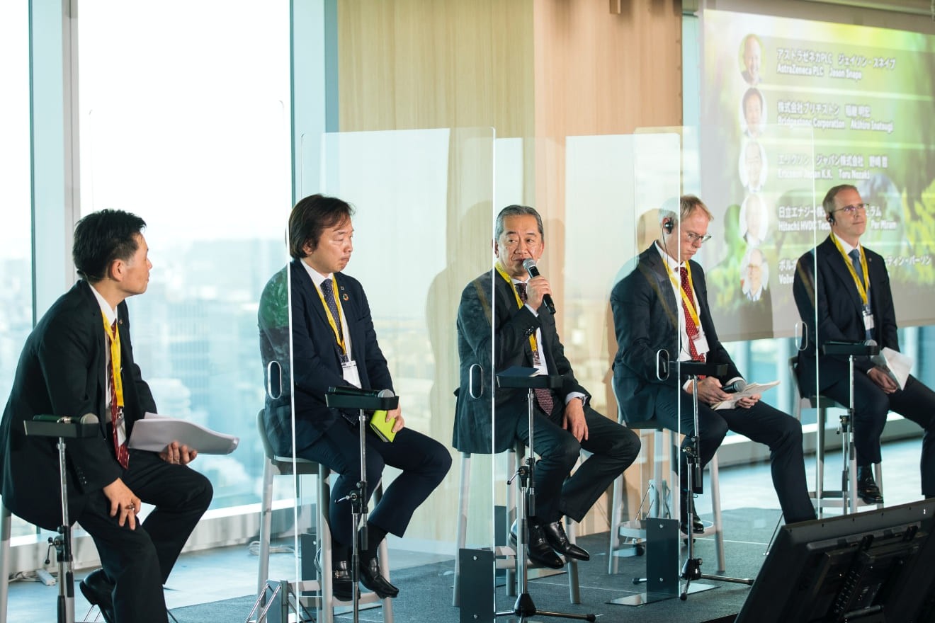 左からモデレーターを務めたSB Japan Labの山吹 善彦上席研究員、ブリヂストンの稲継氏、エリクソン・ジャパンの野崎氏、日立エナジーのミラム氏、ボルボ・カー・ジャパンのパーソン氏