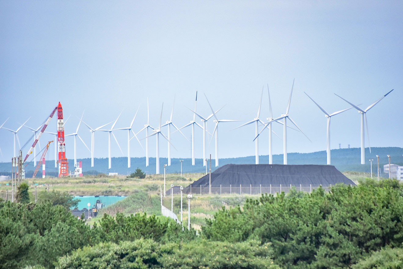 民間企業が周辺で構える風力発電設備