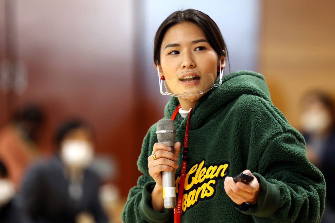 中学校で講演する露木志奈さん
