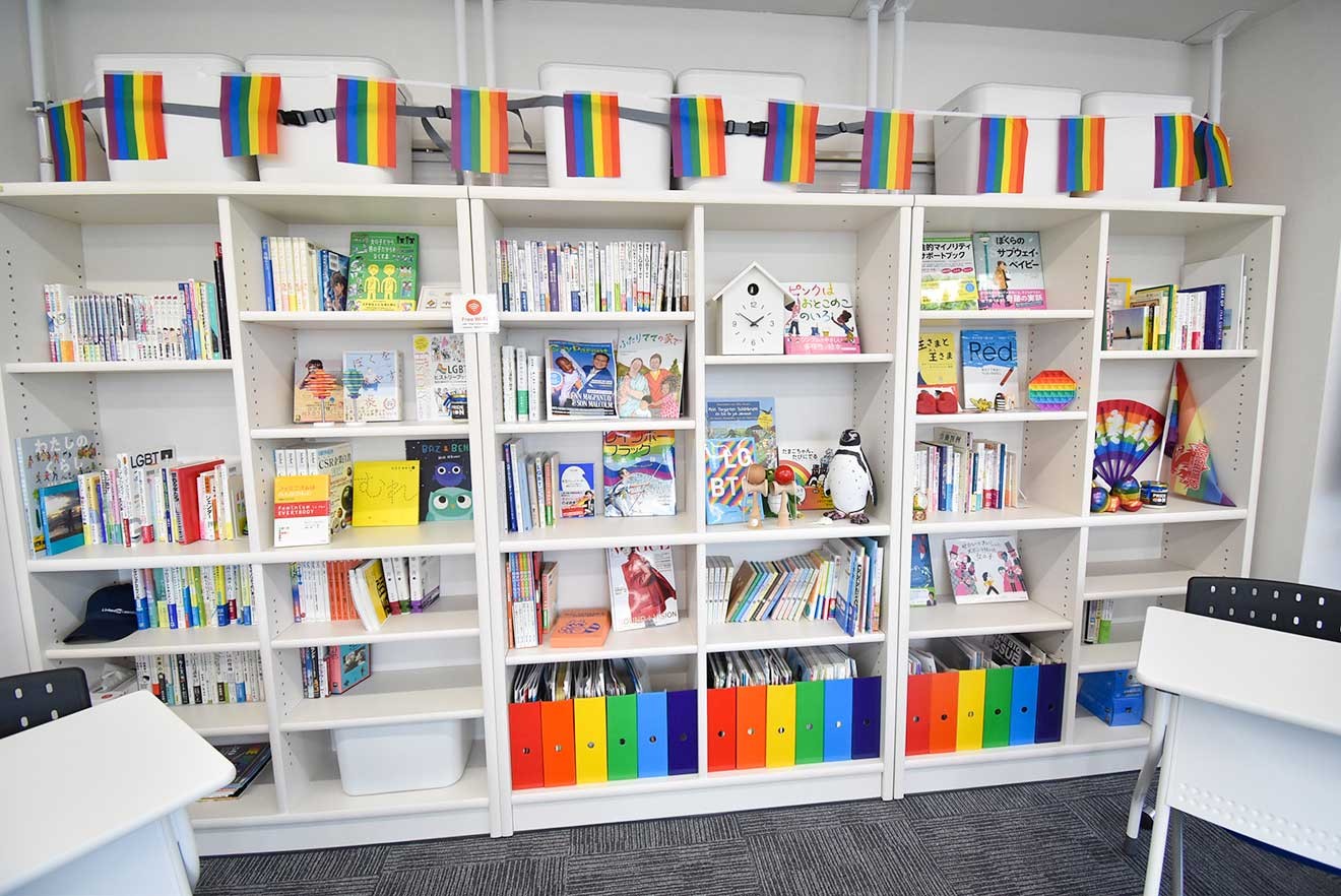 LGBTQに関する書籍が並んだ本棚