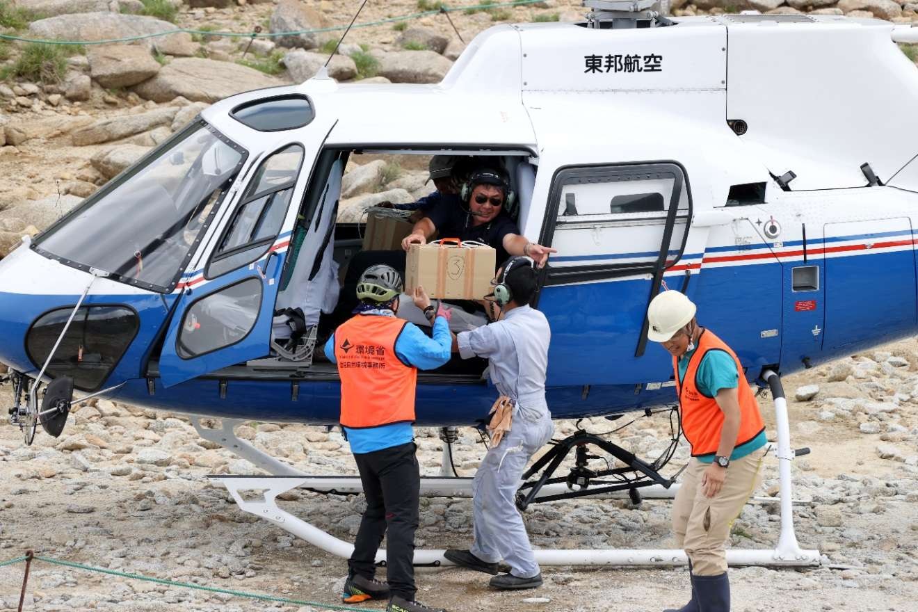 緊張の16分、3家族をヘリで初空輸 ライチョウ復活大作戦⑥