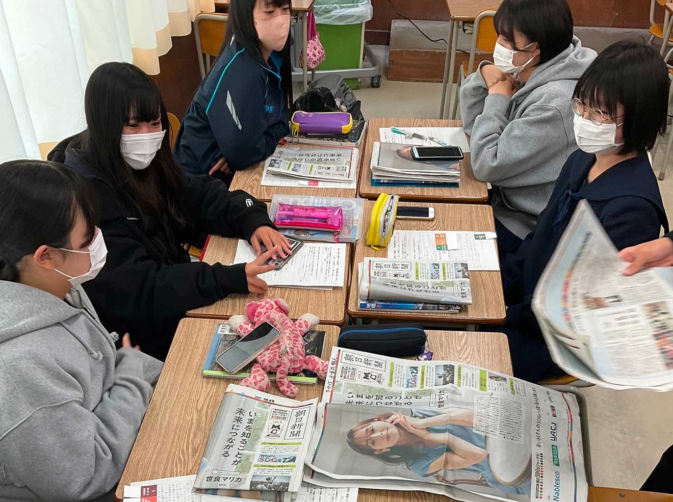 ワークシートと新聞を見比べながら発表