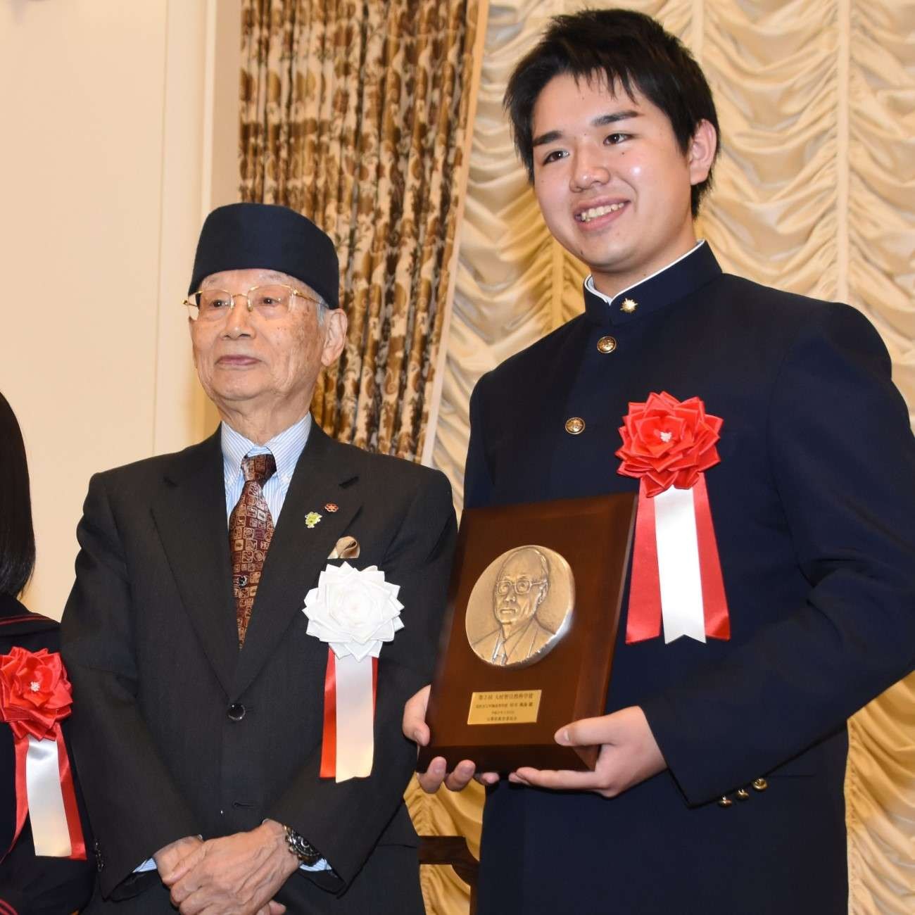 「大村智自然科学賞」に選ばれ、記念撮影に臨んだ村木風海さん