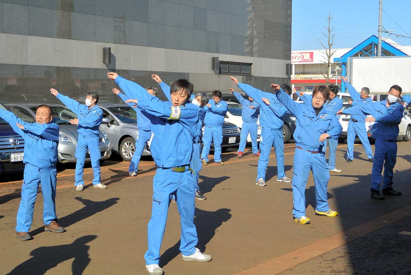 健康づくりのため朝礼でラジオ体操をする企業の従業員