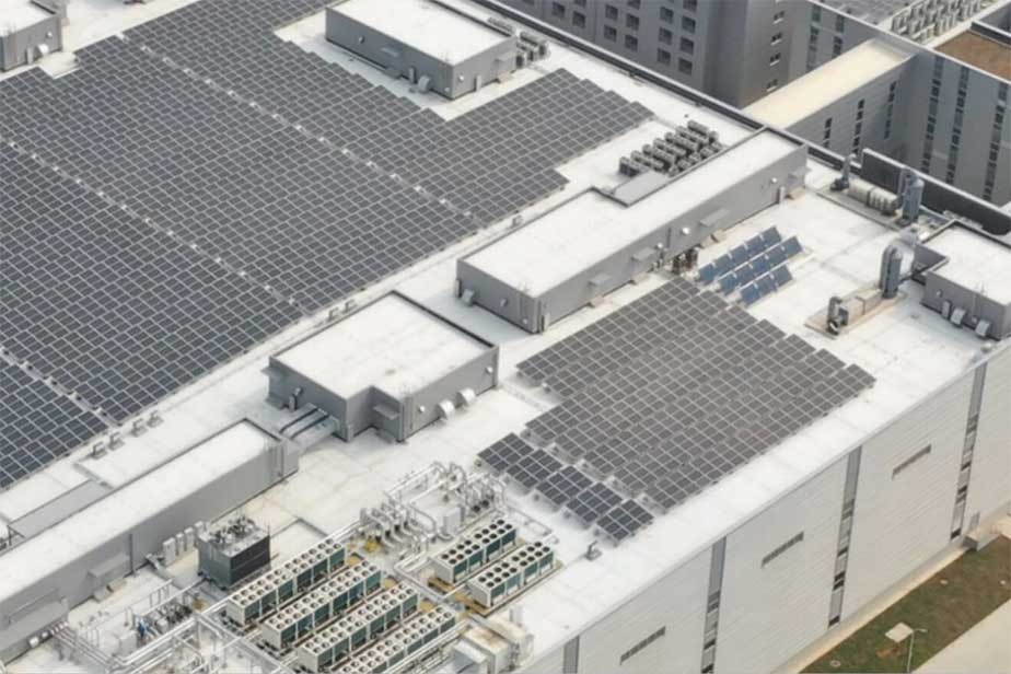 リコーの工場の屋上の太陽光発電パネル