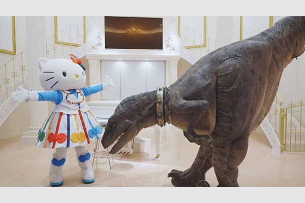 恐竜フランキーがハローキティとコラボ 「絶滅を選ぶな」と気候変動