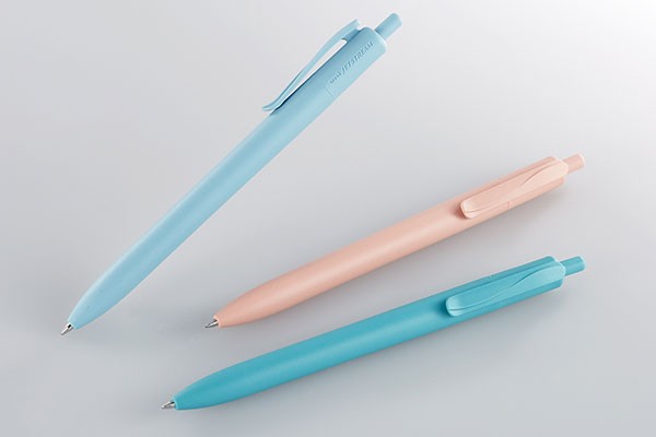 海洋プラごみ＆使い捨てコンタクトケース再生のボールペン　三菱鉛筆が海の日に発売