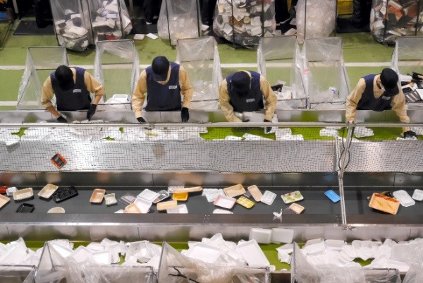 本当にエコ？　食品ロス削減とプラスチック容器改良の関係を考える